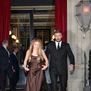 Harper Beckham, fille unique du couple Victoria et David Beckham, a de quoi attirer les regards. 

David Beckham et sa fille Harper Seven sortent de l'hôtel La Réserve Paris - Hotel and Spa pour se rendre au défilé de Victoria en marge de la Fashion Week de Paris (PFW), à Paris, France, le 7 mars 2025. © Cyril Moreau/Bestimage