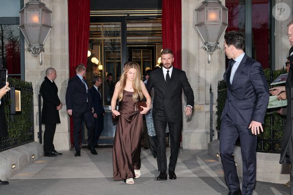 Harper Beckham, fille unique du couple Victoria et David Beckham, a de quoi attirer les regards. 

David Beckham et sa fille Harper Seven sortent de l'hôtel La Réserve Paris - Hotel and Spa pour se rendre au défilé de Victoria en marge de la Fashion Week de Paris (PFW), à Paris, France, le 7 mars 2025. © Cyril Moreau/Bestimage