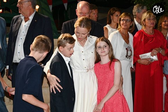 Ce sont surtout ses sandales Mango Kids à 29,99 euros qui ont fait sensation.

Le prince Albert II de Monaco, la princesse Charlène de Monaco, la princesse Gabriella de Monaco, comtesse de Carladès, et le prince Jacques de Monaco, marquis des Baux, assistent à l’inauguration de l’espace thématique consacré à la Principauté de Monaco à Europa-Park, à Rust, en Allemagne, le 29 juin 2026. © Dana Press/Bestimage