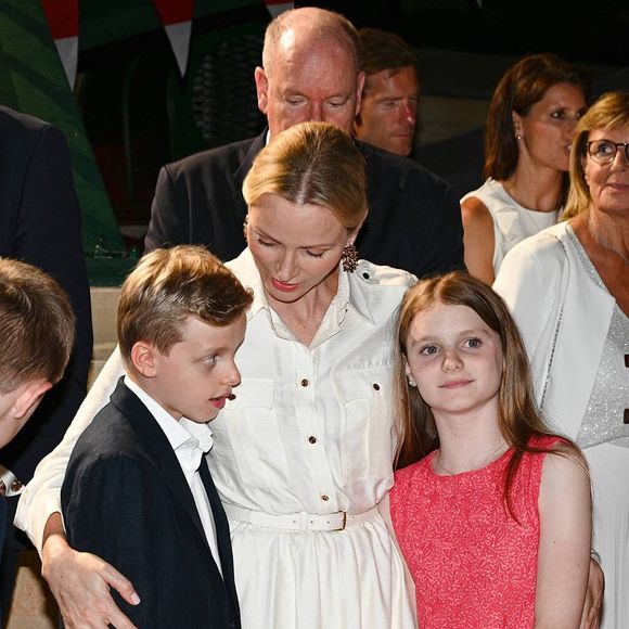Ce sont surtout ses sandales Mango Kids à 29,99 euros qui ont fait sensation.

Le prince Albert II de Monaco, la princesse Charlène de Monaco, la princesse Gabriella de Monaco, comtesse de Carladès, et le prince Jacques de Monaco, marquis des Baux, assistent à l’inauguration de l’espace thématique consacré à la Principauté de Monaco à Europa-Park, à Rust, en Allemagne, le 29 juin 2026. © Dana Press/Bestimage