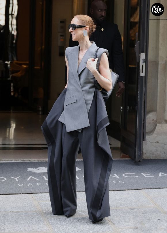 Céline Dion sort de l'hôtel Royal Monceau à Paris le 3 octobre 2026 © Denis Guignebourg / Bestimage