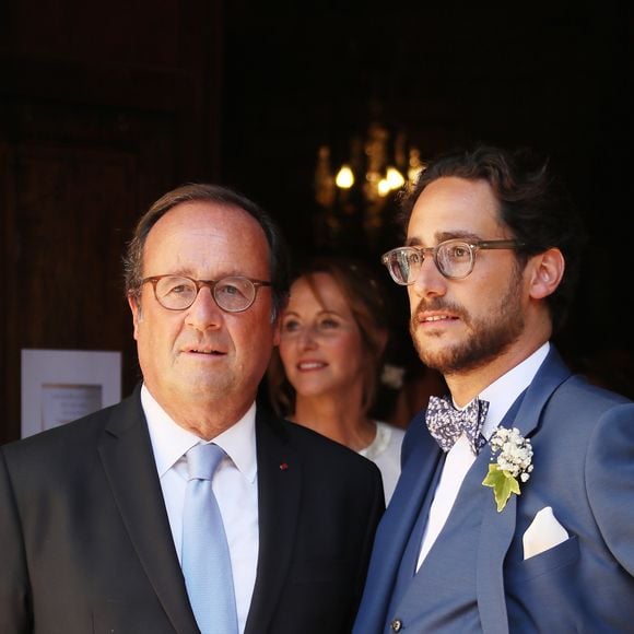 François Hollande et son fils Thomas Hollande (en arrière-plan Ségolène Royal) lors du mariage de ce dernier et de la journaliste Emilie Broussouloux à la mairie de Meyssac en Corrèze près de Brive le 8 Septembre 2018. © Patrick Bernard-Guillaume Collet/BestImage