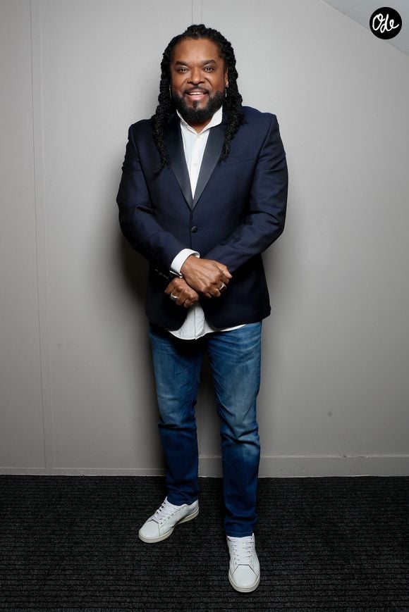 Il explique avoir commencé la boxe thaï et modifié son alimentation.

Anthony Kavanagh - Backstage de l'enregistrement de l'émission "100% Logique", présentée par C.Féraud et diffusée le 28 septembre sur France 2
© Christophe Clovis / Bestimage