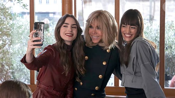 Brigitte Macron fait une apparition dans la saison 4 de série télévisée "Emily in Paris", série qu'elle adore, aux côtés de Lily Collins . Premières dames dans des séries télévisées. Brigitte Macron est la seule toutefois à apparaitre dans une série alors qu'elle est toujours en activité. © Netflix Handout via Bestimage