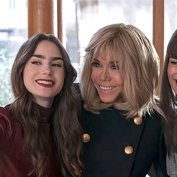 Brigitte Macron fait une apparition dans la saison 4 de série télévisée "Emily in Paris", série qu'elle adore, aux côtés de Lily Collins . Premières dames dans des séries télévisées. Brigitte Macron est la seule toutefois à apparaitre dans une série alors qu'elle est toujours en activité. © Netflix Handout via Bestimage