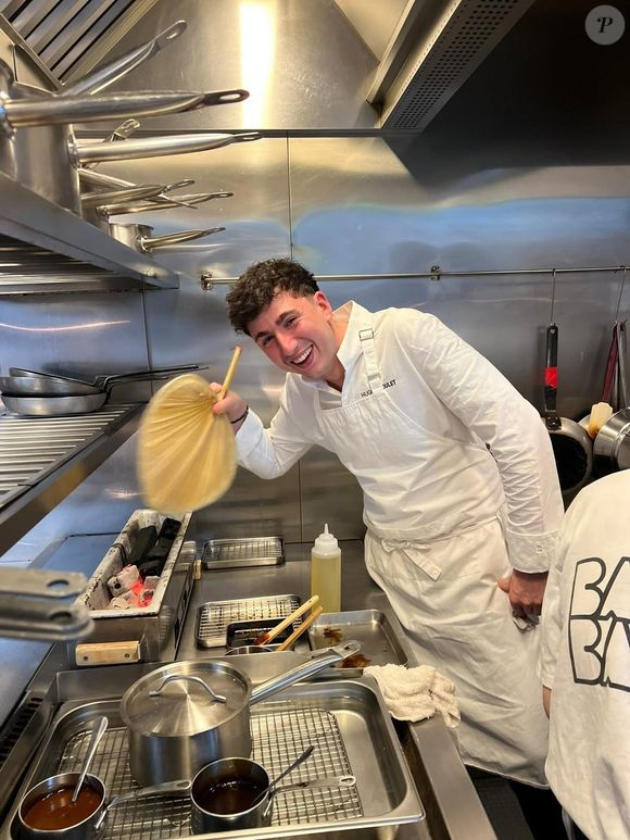 Le chef y propose un menu bistronomique en cinq temps au prix exceptionnel de 29,50 euros.

Hugo Riboulet, ancien candidat de "Top Chef".