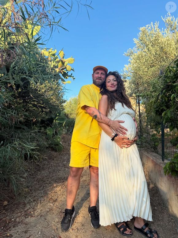 La jeune maman a longtemps gardé secret le prénom de sa fille avant de révéler ce 17 octobre qu’elle s’appellait Tess.

Louise Chabat et son compagnon Julien.

Capture d'écran du compte Instagram de Louise Chabat @louisechabat