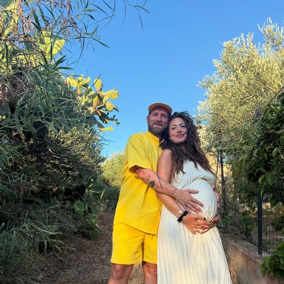 La jeune maman a longtemps gardé secret le prénom de sa fille avant de révéler ce 17 octobre qu’elle s’appellait Tess.

Louise Chabat et son compagnon Julien.

Capture d'écran du compte Instagram de Louise Chabat @louisechabat