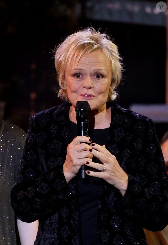 Exclusif - Muriel Robin lors surprises lors de l'enregistrement de l'émission "La chanson secrète N°14", présentée par N.Aliagas et diffusée le 26 décembre sur TF1, consacrée à Isabelle Ithurburu à Paris, France, le 9 décembre 2025. © Jacovides-Moreau/Bestimage