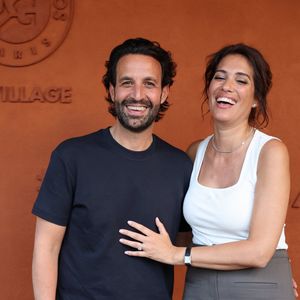 Soutenue par son époux Greg Levy et portée par l'amour de ses deux enfants, l'animatrice prouve qu'un dépistage précoce permet de sauver des vies.

Laurie Cholewa et son mari Greg Lévy au village lors des Internationaux de France de Tennis de Roland Garros 2026. Paris, le 27 mai 2026. 

© Jacovides-Moreau / Bestimage