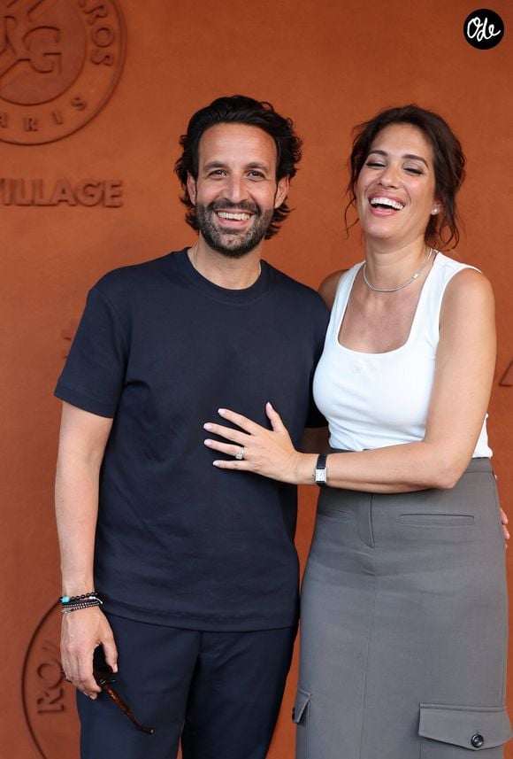 Soutenue par son époux Greg Levy et portée par l'amour de ses deux enfants, l'animatrice prouve qu'un dépistage précoce permet de sauver des vies.

Laurie Cholewa et son mari Greg Lévy au village lors des Internationaux de France de Tennis de Roland Garros 2026. Paris, le 27 mai 2026. 

© Jacovides-Moreau / Bestimage