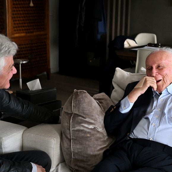 Exclusif - Prix Spécial - No web - Philippe Bouvard, journaliste français, écrivain, homme de radio et de télévision, à son domicile, en interview télé avec le journaliste producteur Cyril Viguier à Cannes, le 27 février 2025. 
Ces derniers secrets, il se confie a Cyril Viguier dans une emission diffusée dans le monde entier.

﻿A 95 ans, Philippe Bouvard a décidé de raccrocher et de prendre sa retraite !
Avant d’interrompre définitivement ses activités, l’animateur des « Grosses têtes », auteur de 69 livres et qui réside à maintenant à Cannes, raconte ses souvenirs à Cyril Viguier, au cours d’un Talk qui sera diffusée le 3 et 6 mai première émission et le 10 et 13 mai deuxième émission  sur TV5 Monde et sur RTL, une radio dont il fut, durant plusieurs décennies, l’animateur fétiche.

De René Cotty au Général de Gaulle, de Mitterrand à Sarkozy en passant par Giscard, qu’il soupçonne de « lui avoir coller un contrôle fiscal ! », Bouvard dévoile ses derniers secrets et raconte ses rencontres savoureuses avec tous les Présidents.

D’une République à l’autre, il raconte aussi à Cyril Viguier ses anecdotes drôles et inédites, souvent caustiques, parfois rugueuses, avec les grandes Icônes Françaises: Bardot, Delon, Aznavour etc…

© Bruno Bebert/Bestimage