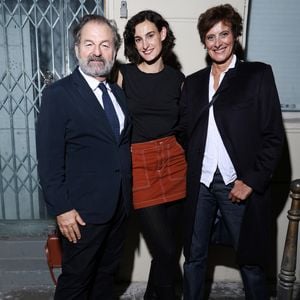 Exclusif - Inès de la Fressange avec sa fille Nine d'Urso et Denis Olivennes - Vernissage de l'exposition "Wonderland" de Nine d'Urso à la galerie Basia Embiricos (14 rue des jardins Saint-Paul 75004 Paris) à Paris le 12 octobre 2023. Nine d'Urso propose une autre méthode pour «recycler» l’énergie psychique en art. Afin de créer son œuvre, la plasticienne demandait aux membres de sa famille, à ses amis et même à des personnes aléatoires de lui confier leurs secrets, et chacun d'eux elle plaçait, comme une alchimiste médiévale, dans une petite bouteille en y collant un dessin allégorique. Ainsi, le «placard à histoires» de Nine d'Urso contient plusieurs dizaines de «confessions chiffrées». Osés et satiriques, directs et difficiles à décrypter, raffinés et juste sauvages. © Denis Guignebourg/Bestimage