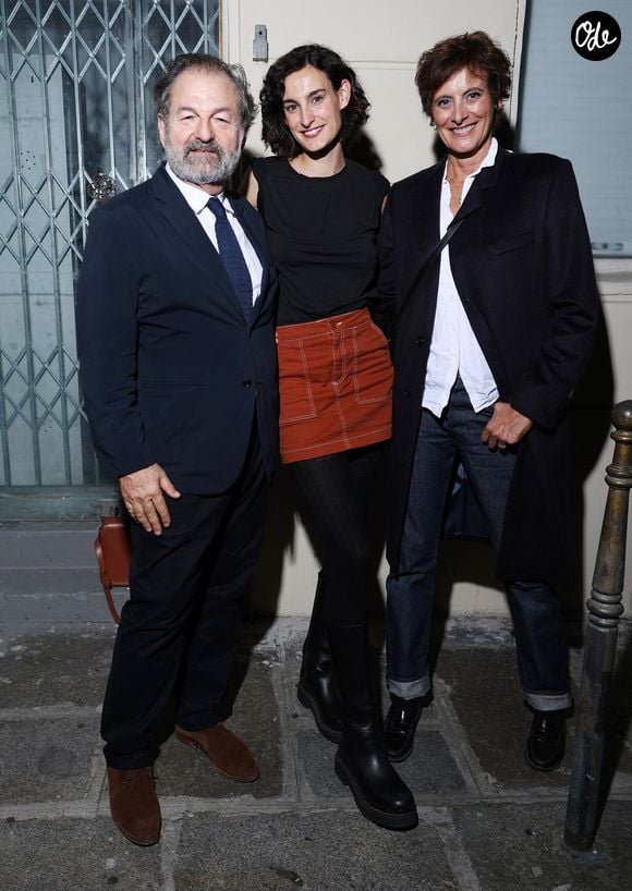 Exclusif - Inès de la Fressange avec sa fille Nine d'Urso et Denis Olivennes - Vernissage de l'exposition "Wonderland" de Nine d'Urso à la galerie Basia Embiricos (14 rue des jardins Saint-Paul 75004 Paris) à Paris le 12 octobre 2023. Nine d'Urso propose une autre méthode pour «recycler» l’énergie psychique en art. Afin de créer son œuvre, la plasticienne demandait aux membres de sa famille, à ses amis et même à des personnes aléatoires de lui confier leurs secrets, et chacun d'eux elle plaçait, comme une alchimiste médiévale, dans une petite bouteille en y collant un dessin allégorique. Ainsi, le «placard à histoires» de Nine d'Urso contient plusieurs dizaines de «confessions chiffrées». Osés et satiriques, directs et difficiles à décrypter, raffinés et juste sauvages. © Denis Guignebourg/Bestimage