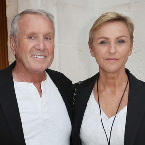 Cependant, sa veuve, Karin Rénier, a récemment décidé d'attaquer le producteur de cette fiction en justice 

Yves Rénier et sa femme Karin lors du troisième jour du festival international du film de La Rochelle, France, le 14 septembre 2018. © Patrick Bernard/Bestimage