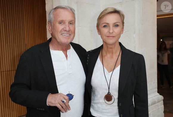 Cependant, sa veuve, Karin Rénier, a récemment décidé d'attaquer le producteur de cette fiction en justice 

Yves Rénier et sa femme Karin lors du troisième jour du festival international du film de La Rochelle, France, le 14 septembre 2018. © Patrick Bernard/Bestimage