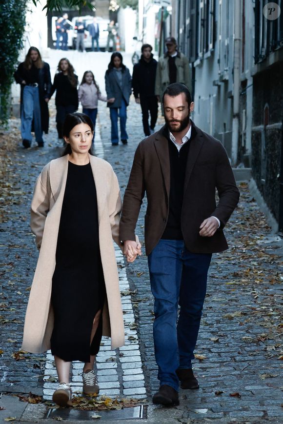 Louis Sarkozy et sa femme Natali Husic enceinte - La famille et les soutiens de Nicolas Sarkozy se sont réunis devant son domicile le jour de son incarcération à la prison de la Santé à Paris le 21 octobre 2025.

© Moreau / Jacovides / Bestimage