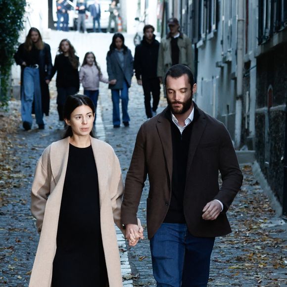 Louis Sarkozy et sa femme Natali Husic enceinte - La famille et les soutiens de Nicolas Sarkozy se sont réunis devant son domicile le jour de son incarcération à la prison de la Santé à Paris le 21 octobre 2025.

© Moreau / Jacovides / Bestimage