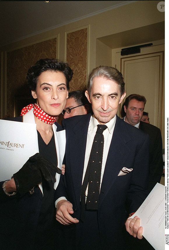 Inès de la Fressange Luigi d’Urso People au defile Yves Saint-Laurent collection Haute-Couture printemps-été 2001. AGENCE / BESTIMAGE