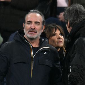 Jean Dujardin, JJean-Luc Reichmann et sa femme Nathalie Lecoultre - Célébrités dans les tribunes du match d'ouverture du Tournoi des six nations : France-Irlande (36-14) au Stade de France à Saint-Denis le 5 février 2026. © Lionel Urman/Bestimage
