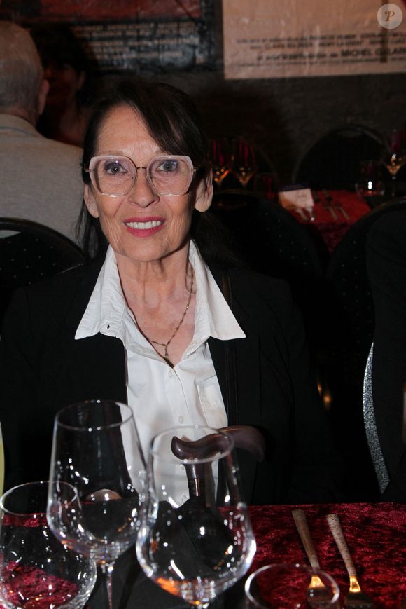 elle protège tout particulièrement ses liens avec elle.

Chantal Lauby lors de la soirée de présentation de la nouvelle revue au Artishow Cabaret à Paris le 2 juin 2025. Le cabaret fête aussi son 250 000 ème spectateur.

© Philippe Baldini / Bestimage