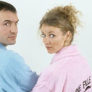 Une toute nouvelle version, plus moderne, a été commandée par le groupe RMC.

Archives -  Jean Dujardin et Alexandra Lamy dans la série "Un gars, une fille" le 31 janvier 2002.

© Bestimage