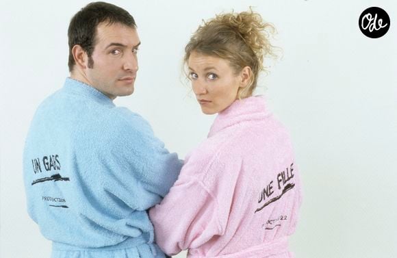 Une toute nouvelle version, plus moderne, a été commandée par le groupe RMC.

Archives -  Jean Dujardin et Alexandra Lamy dans la série "Un gars, une fille" le 31 janvier 2002.

© Bestimage