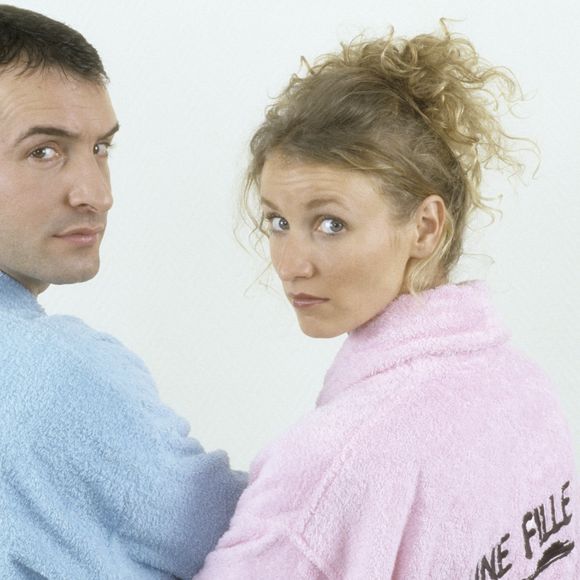 Une toute nouvelle version, plus moderne, a été commandée par le groupe RMC.

Archives -  Jean Dujardin et Alexandra Lamy dans la série "Un gars, une fille" le 31 janvier 2002.

© Bestimage