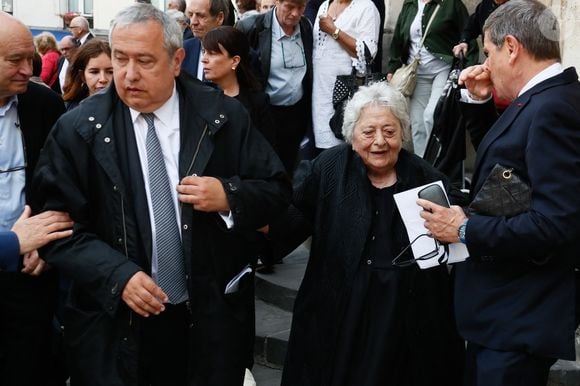 Dominique Tiberi, Xavière Tiberi, le fils et la veuve de J. Tiberi, à la sortie des obsèques de Jean Tiberi, maire de Paris de 1995 à 2001, en l'église Saint-Etienne-du-Mont à Paris le 3 juin 2025. © Christophe Clovis / Bestimage