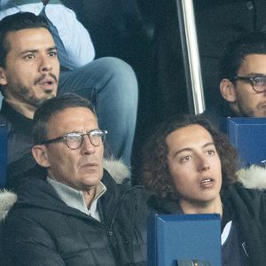 Julien Courbet et son fils Gabin dans les tribunes lors du match de championnat de Ligue 1 Conforama opposant le Paris Saint-Germain (PSG) aux Girondins de Bordeaux au Parc des Princes à Paris, France, le 23 février 2020. Le PSG a gagné 4-3. © Cyril Moreau/Bestimage