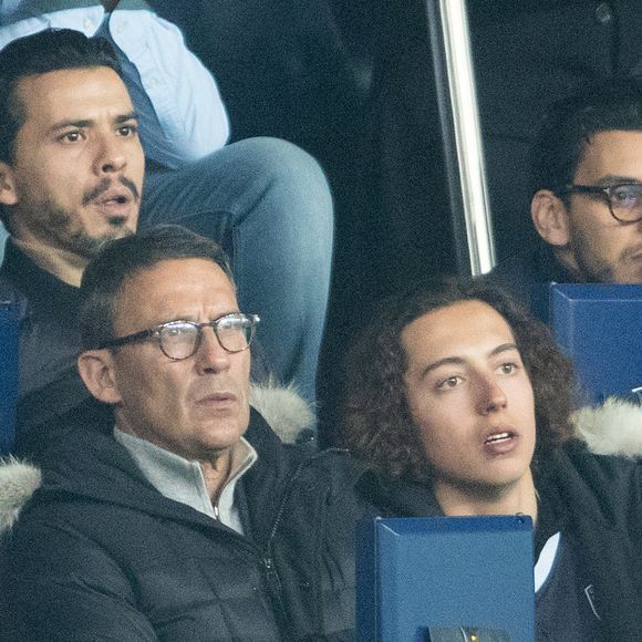 Julien Courbet et son fils Gabin dans les tribunes lors du match de championnat de Ligue 1 Conforama opposant le Paris Saint-Germain (PSG) aux Girondins de Bordeaux au Parc des Princes à Paris, France, le 23 février 2020. Le PSG a gagné 4-3. © Cyril Moreau/Bestimage