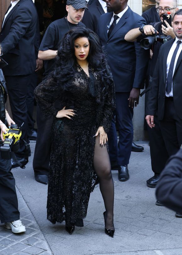 Cardi B, muse iconoclaste de Demna, a une nouvelle fois prouvé le lien unique qu’elle entretient avec l’univers Balenciaga.

Cardi B - Arrivées au défilé Balenciaga Collection Haute Couture Automne/Hiver 2025-2026 lors de la Fashion Week de Paris (PFW), le 9 juillet 2025. 
© Denis Guignebourg / Bestimage
