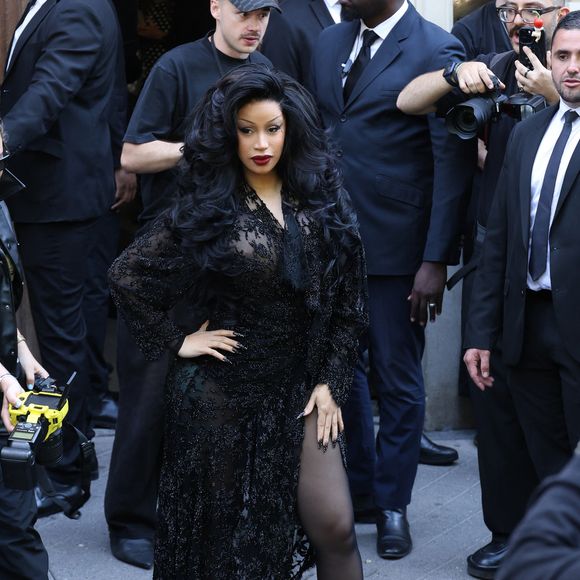 Cardi B, muse iconoclaste de Demna, a une nouvelle fois prouvé le lien unique qu’elle entretient avec l’univers Balenciaga.

Cardi B - Arrivées au défilé Balenciaga Collection Haute Couture Automne/Hiver 2025-2026 lors de la Fashion Week de Paris (PFW), le 9 juillet 2025. 
© Denis Guignebourg / Bestimage