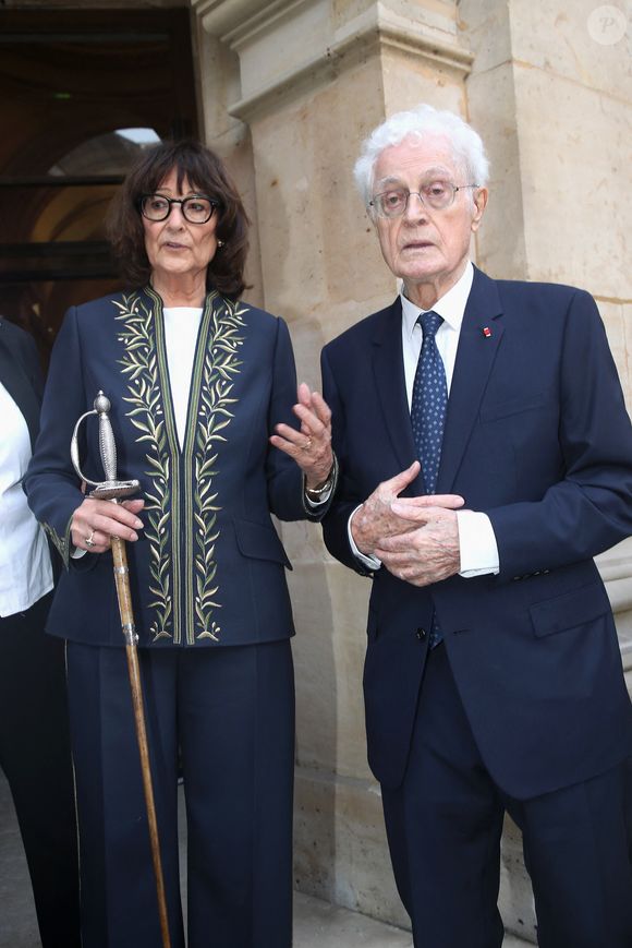 Ils se sont rencontrés en 1989 lors du mariage de la sœur de Sylviane, grâce à l’ami commun Jean-Marc Thibault.

Sylviane Agacinski et son mari Lionel Jospin - Réception de Sylviane Agacinski à l'Académie Française à Paris le 14 Mars 2024. La philosophe Sylviane Agacinski a fait son entrée ce jeudi à l'Académie française. Onzième femme de l'histoire à intégrer l'institution, elle avait été élue en juin 2023. © Bertrand Rindoff / Bestimage