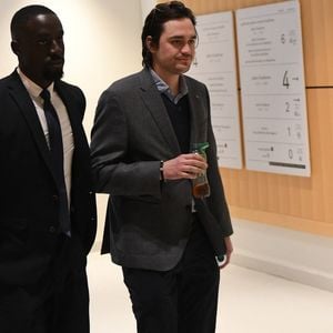 Alain-Fabien Delon arrive au tribunal correctionnel de Paris pour avoir enregistré et diffusé avec son frère Anthony Delon une conversation de leur sœur, Anouchka, avec leur père, le 5 janvier 2024, à l'époque où les désaccords de la fratrie concernant la santé d'Alain Delon, à Paris, France, le 17 mars 2026. Anthony Delon et Anouchka sont absents. © Clément Prioli/Bestimage