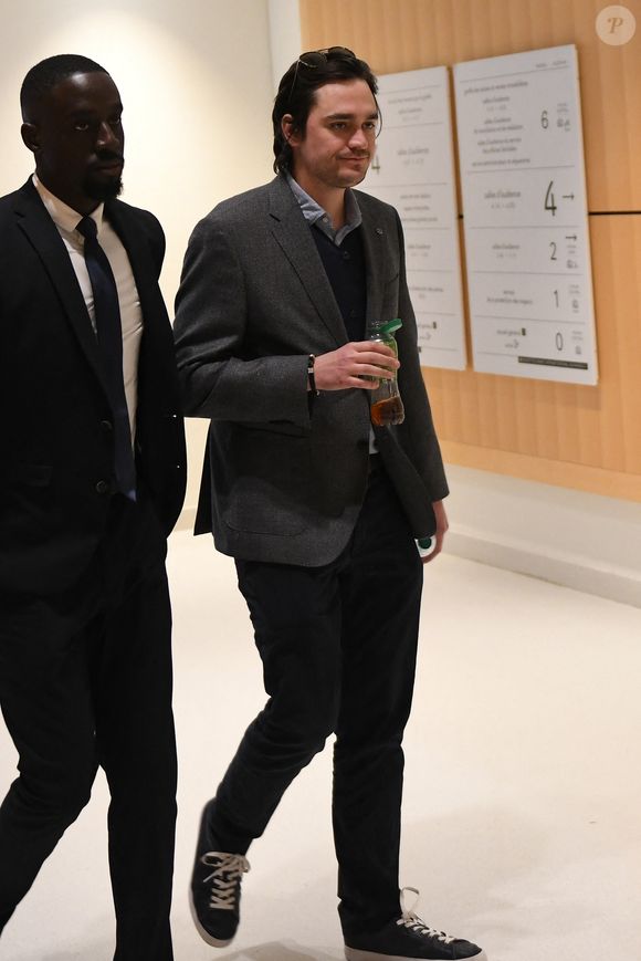 Alain-Fabien Delon arrive au tribunal correctionnel de Paris pour avoir enregistré et diffusé avec son frère Anthony Delon une conversation de leur sœur, Anouchka, avec leur père, le 5 janvier 2024, à l'époque où les désaccords de la fratrie concernant la santé d'Alain Delon, à Paris, France, le 17 mars 2026. Anthony Delon et Anouchka sont absents. © Clément Prioli/Bestimage