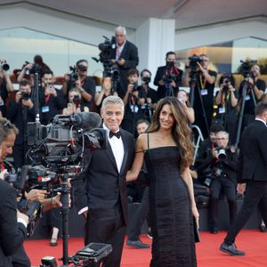 se sont subtilement entremêlés sur la lagune italienne.

George Clooney et sa femme Amal - Arrivées à la cérémonie d'ouverture et la projection du film "Ink" lors de la 83ème édition du festival international du film de Venise, la Mostra le 2 septembre 2026 © Jasmine Aissaoui / Bestimage