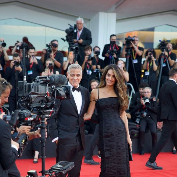 se sont subtilement entremêlés sur la lagune italienne.

George Clooney et sa femme Amal - Arrivées à la cérémonie d'ouverture et la projection du film "Ink" lors de la 83ème édition du festival international du film de Venise, la Mostra le 2 septembre 2026 © Jasmine Aissaoui / Bestimage
