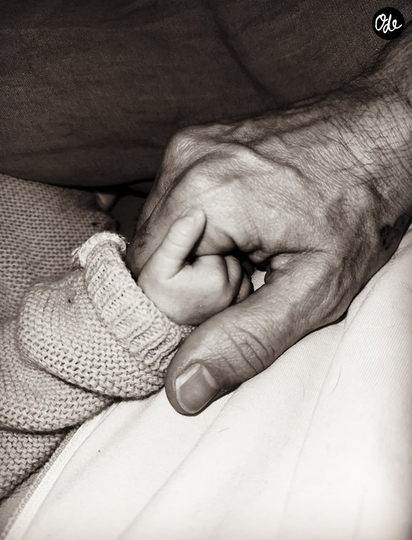Le 24 décembre 2025, le couple a accueilli une petite fille prénommée Victoria, "le plus beau cadeau de Noël" que le comédien pouvait espérer.

© Instagram / Alexandre Varga