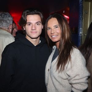 Nathalie Marquay et son fils Tom Pernaut assistent au 150ème One Man Show Tombes Du Ciel de Jeanfi Janssens à la Comédie des Champs-Elysées à Paris, France, le 13 février 2025. Photo par Jerome Dominé/ABACAPRESS.COM