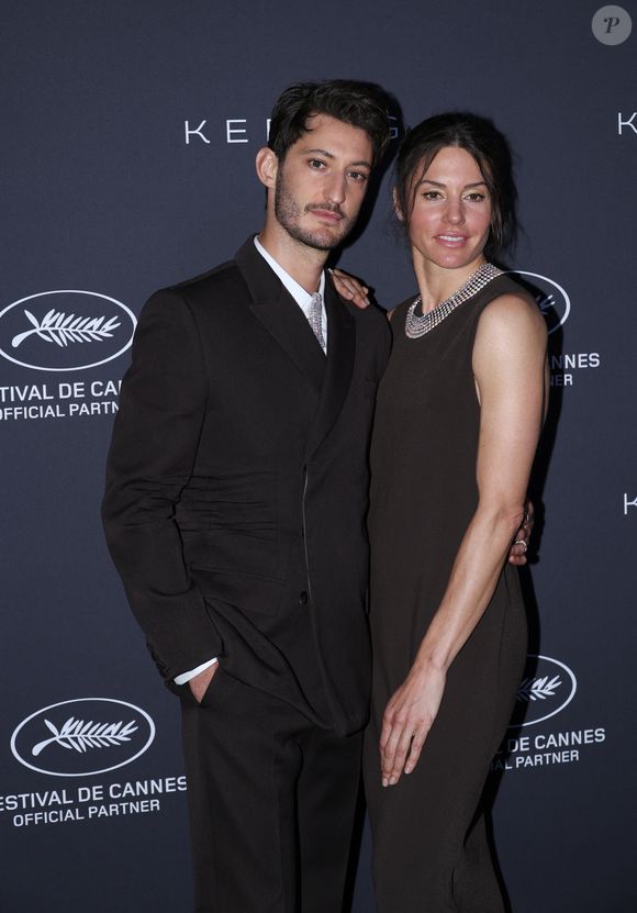 Pierre Niney et Natasha Andrews- Photocall du dîner "Women in Motion" par le groupe Kering, Place de la Castre, lors du 77ème Festival International du Film de Cannes le 19 mai 2024
Agence / Bestimage