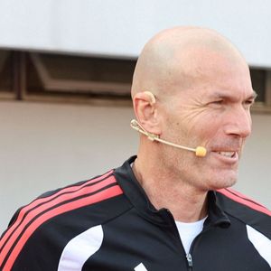 Zinedine Zidane et le footballeur Kuai Jiwen visitent l'université Jiao Tong de Shanghai lors de leur tournée en Chine - 30/11/2025 © Imago/PsnewZ/Bestimage