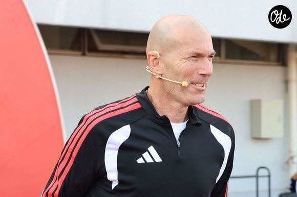 Zinedine Zidane et le footballeur Kuai Jiwen visitent l'université Jiao Tong de Shanghai lors de leur tournée en Chine - 30/11/2025 © Imago/PsnewZ/Bestimage
