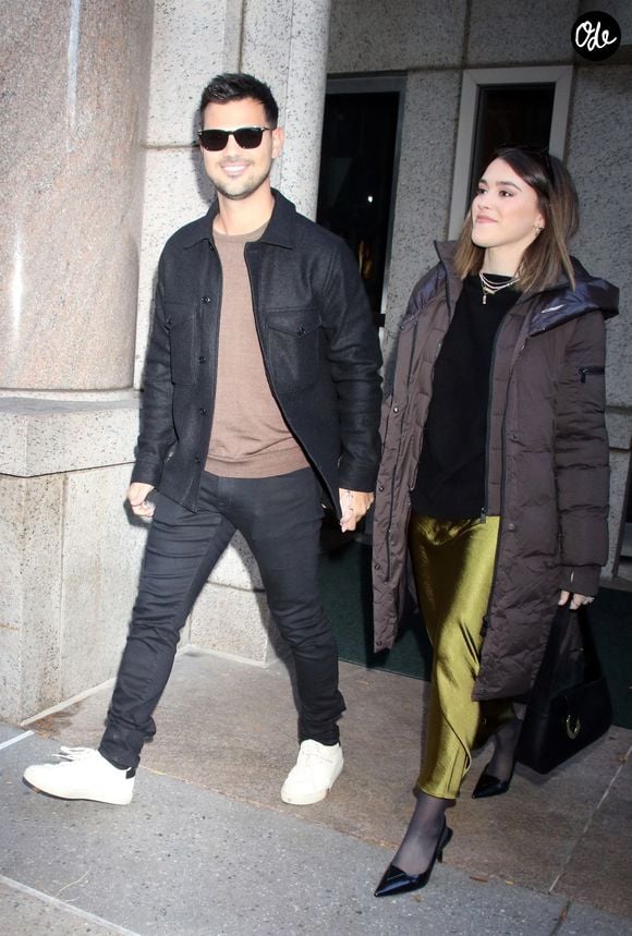 New York - L'acteur Taylor Lautner avec sa femme Taylor Dorne après son passage dans l'émission ABC "The View on Thursday" le 02/11/2023

Photo : Backgrid USA / Bestimage