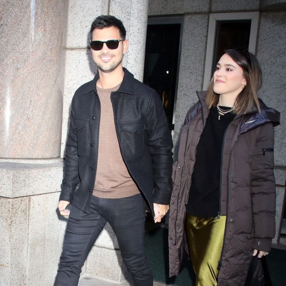 New York - L'acteur Taylor Lautner avec sa femme Taylor Dorne après son passage dans l'émission ABC "The View on Thursday" le 02/11/2023

Photo : Backgrid USA / Bestimage