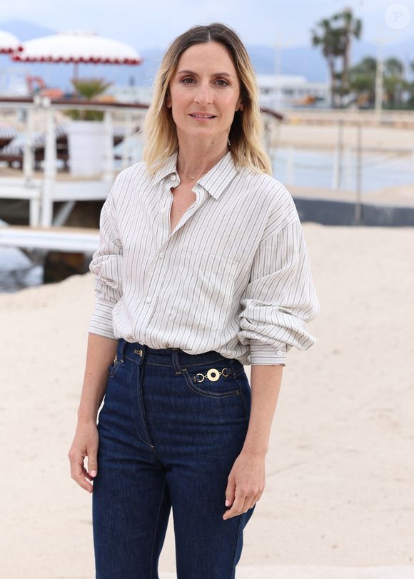 En plus de ce mal, Camille Chamoux souffre également d'adénomyose utérine, une forme bien spécifique d'endométriose qui s'attaque à la partie interne de l'utérus. 

Camille Chamoux - Photocall "Chamouxland : la reconstruction" sur la plage du Majestic lors de la 9ème édition de "CanneSeries" à Cannes le 26 Avril 2026.
Photo par Denis Guignebourg / Bestimage