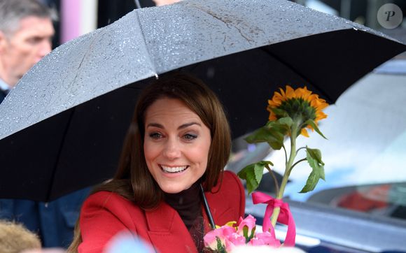 En tant que prince et princesse de Galles, le couple royal entretient une relation de proximité particulière avec cette nation constituante du Royaume-Uni. 

Catherine (Kate) Middleton, princesse de Galles, éclate de rire à la sortie du marché de Pontypridd, accompagnée du prince William, prince de Galles, le 26 février 2025. 
GOFF INF / BESTIMAGE