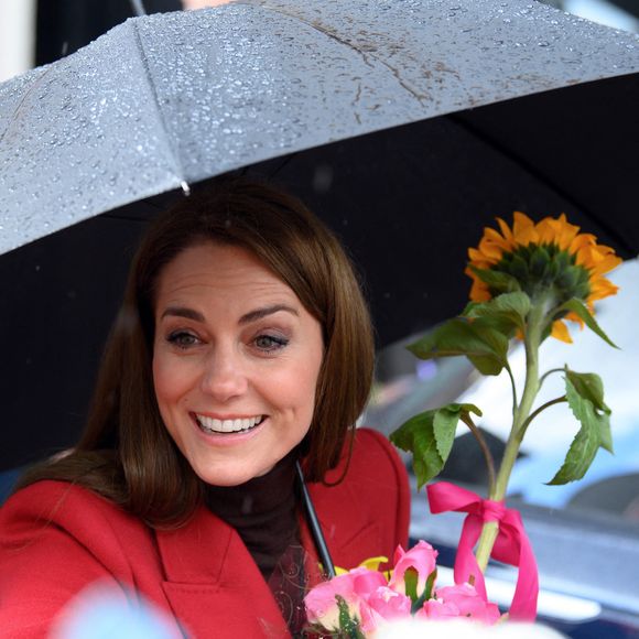 En tant que prince et princesse de Galles, le couple royal entretient une relation de proximité particulière avec cette nation constituante du Royaume-Uni. 

Catherine (Kate) Middleton, princesse de Galles, éclate de rire à la sortie du marché de Pontypridd, accompagnée du prince William, prince de Galles, le 26 février 2025. 
GOFF INF / BESTIMAGE