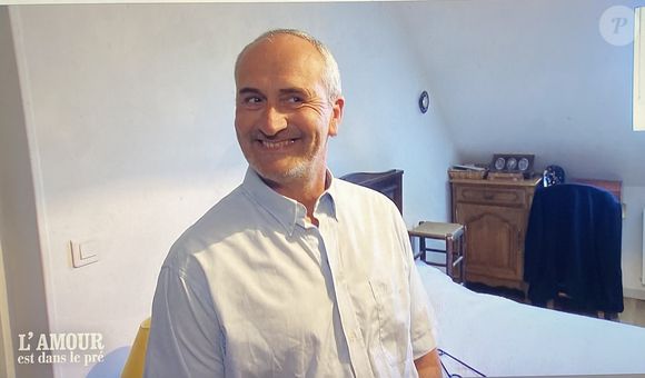 Gilles à la ferme avec ses prétendantes Isabelle et Pascaline dans "L'amour est dans le pré"