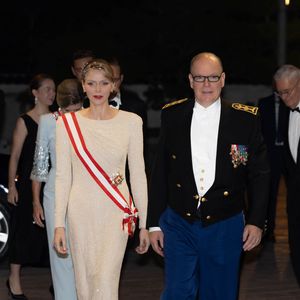 La princesse avait déjà porté cette pièce lors d’une soirée post-mariage en 2011, assortie d’une robe Armani.

La princesse Charlène de Monaco, Le prince Albert II de Monaco - La famille princière de Monaco arrive au gala "Bonsoir Monte-Carlo - Grande revue - Josephine Baker" à l'opéra de Monte-Carlo à l'occasion de la fête nationale le 19 novembre 2025.

© Olivier Huitel / Pool Monaco / Bestimage